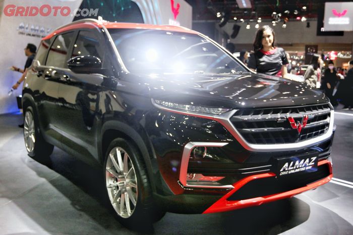 Wuling Almaz tampil dengan decal