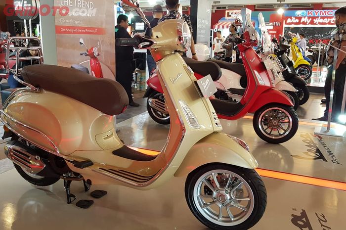 Jajaran motor Vespa dengan aksesori resmi di IIMS 2019