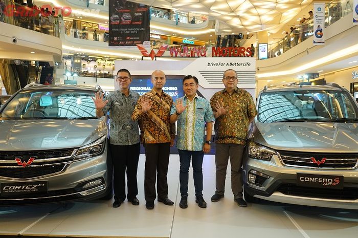 Perwakilan Wuling Motors dan PT Automobil Jaya Mandiri Sebagai Mitra Diler Di Semarang Perkenalkan Kedua Varian Baru Lini MPV Wuling.