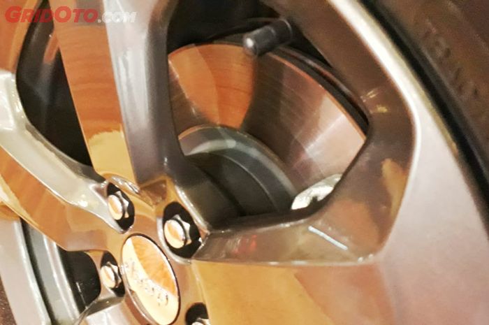 Ilustrasi spacer roda mobil bekas