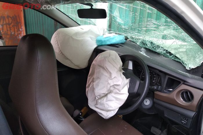 Airbag Toyota Calya yang mengembang dengan baik saat kecelakaan di Cileungsi (8/5/2019).