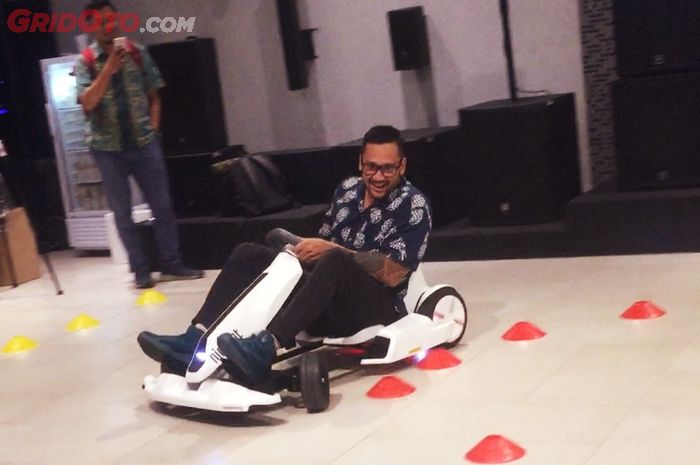 Artis Komedian Tora Sudiro sedang melakukan Tes Drive salah satu unit Segway Ninebot Gokart