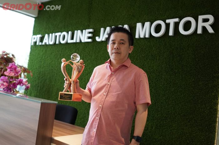 Agus Djaja saat memegang piala penghargaan dari Toyota sebagai best of the best supplier.