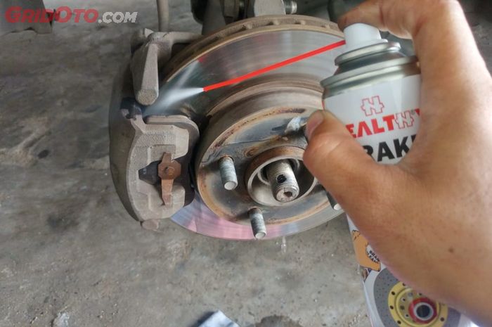 bersihkan rem dengan menyemprotkan brake cleaner