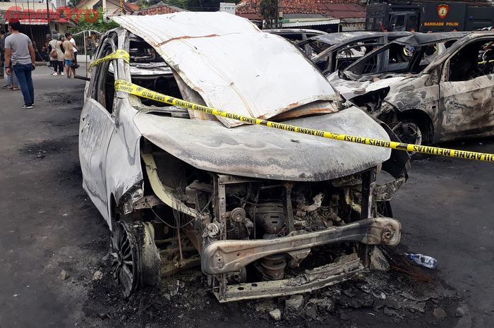 Mobil yang dirusak dalam kerusuhan di Petamburan, Jakarta Pusat beberapa waktu lalu.