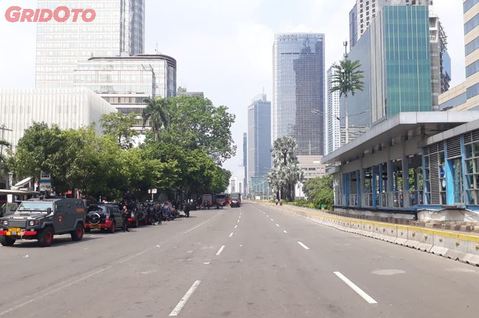 Jalan M.H. Thamrin terlihat kosong