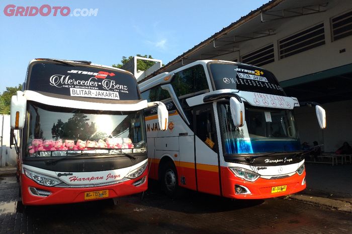 Armada bus PO Harapan Jaya, bus High Deck di kiri, Super High Deck di kanan