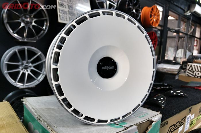 Rotiform LAS-R ring 19x8,5 inci ET +45