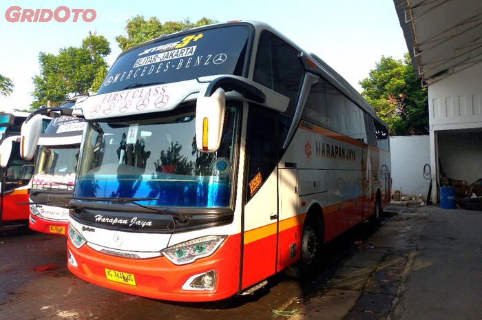 Armada Bus Super High Deck milik PO Harapan Jaya