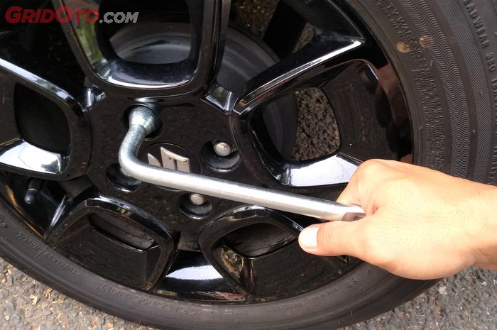 Ilustrasi buka baut roda mobil bekas