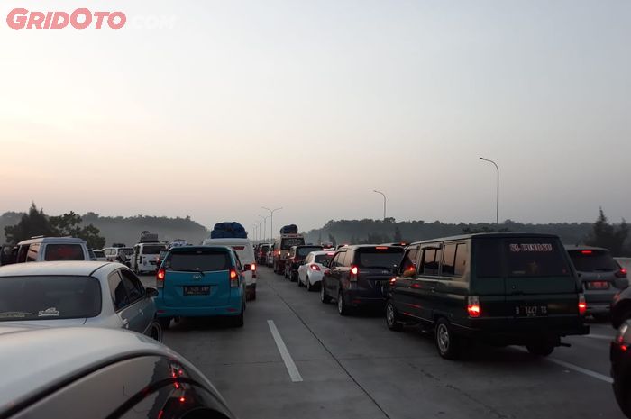 Kemacetan di ruas tol Jakarta - Cikampek (1/6/2019).