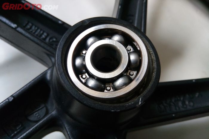 Bearing roda yang aus sering jadi penyebab motor goyang saat digunakan