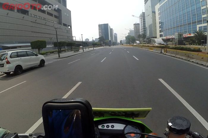 Jalan M.H Thamrin, Jakarta Pusat, terpantau lengang, sangat lengang.
