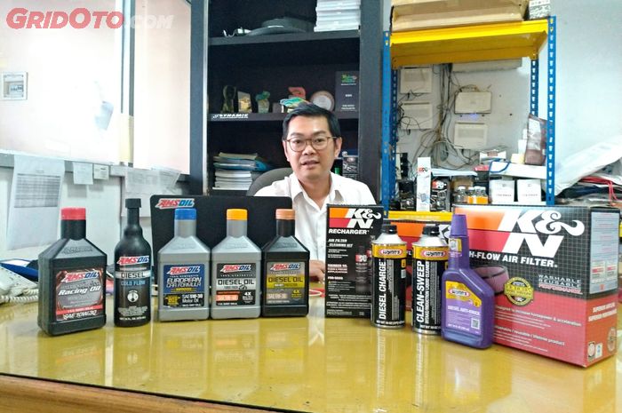 Director PT Dinamik Indo Jaya, Mulyadi Lo dengan berbagai produk yang dia distribusikan