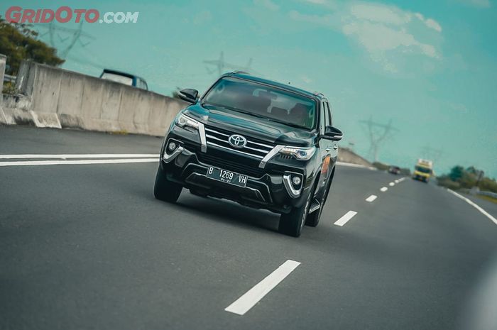 Toyota Fortuner Hidden Beach, Lampu DRLdi Bi-Beam LED Menambah Visibilitas di Siang Hari