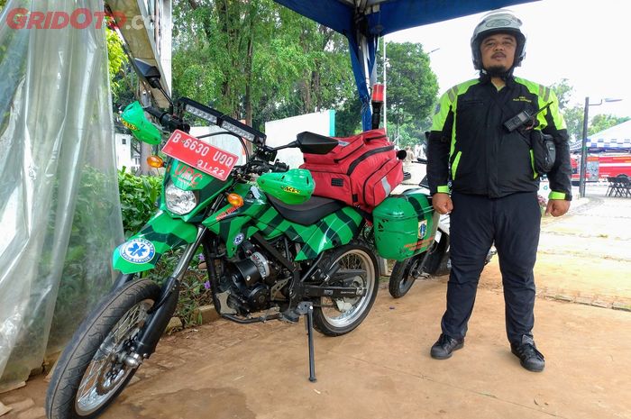 Sirombudi dan ambulans motor Kawasaki D-Tracker 150 besutannya siap menyelamatkan nyawa sobat.