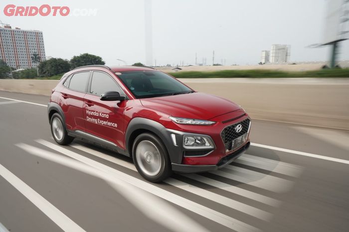 Hyundai Kona melintas di tol Jakarta