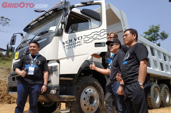 Salah satu unit truck dari Volvo Truck untuk ditest fitur Volvo Dynamic Steering-nya di kawasan Sentul, Jawa Barat.