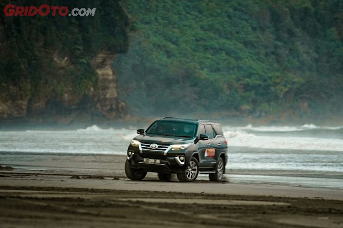 Toyota Fortuner Hidden Beach, Serunya Bermain di Pantai Sine