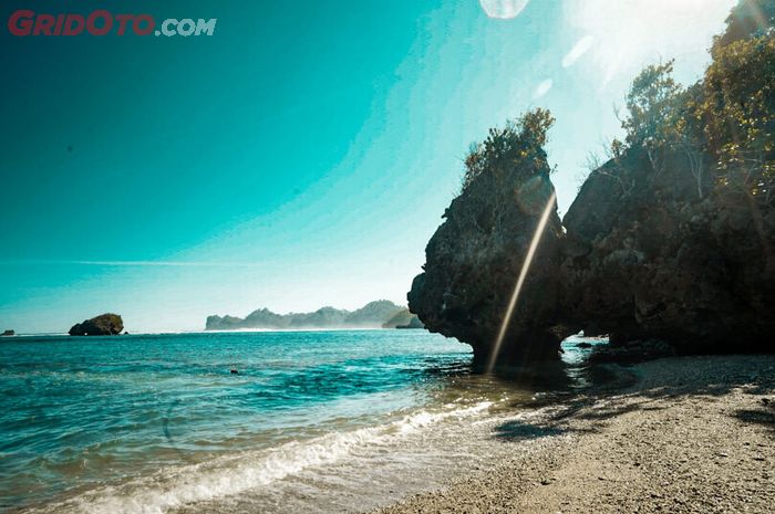 Toyota Fortuner Hidden Beach, Keindahan Pantai Kondang Merak, Malang