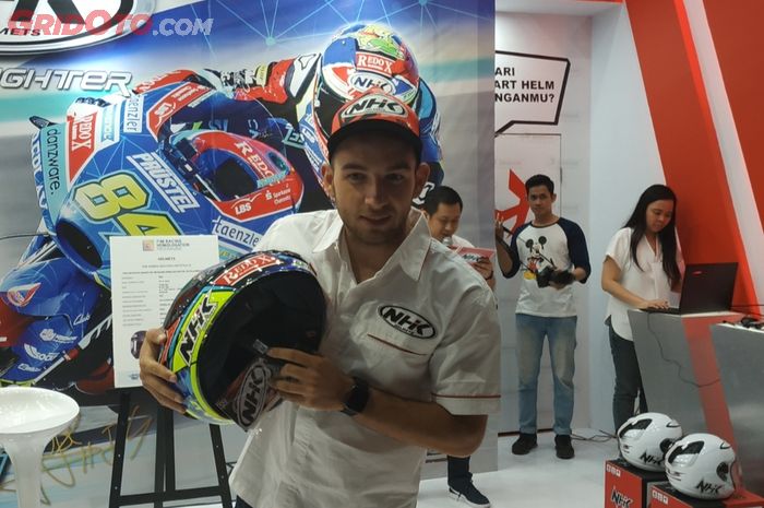 Jakub Kornfeil berpose dengan helm NHK terbaru GP R-Tech dengan grafis yang digunakannya di ajang balap Moto3.