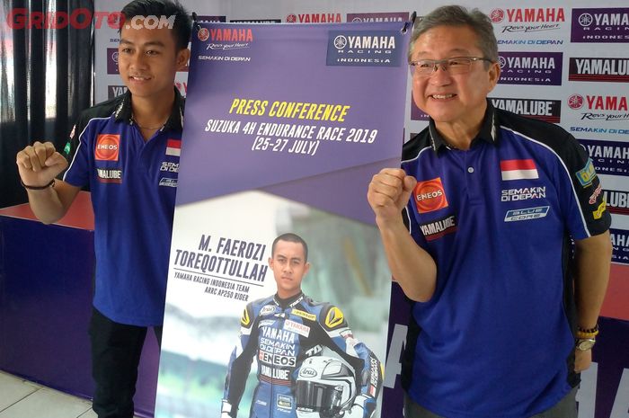 Minoru Morimoto-san, Presiden Direktur &amp; CEO PT Yamaha Indonesia Motor Manufacturing (kanan), dan M. Faerozi, pembalap muda Indonesia