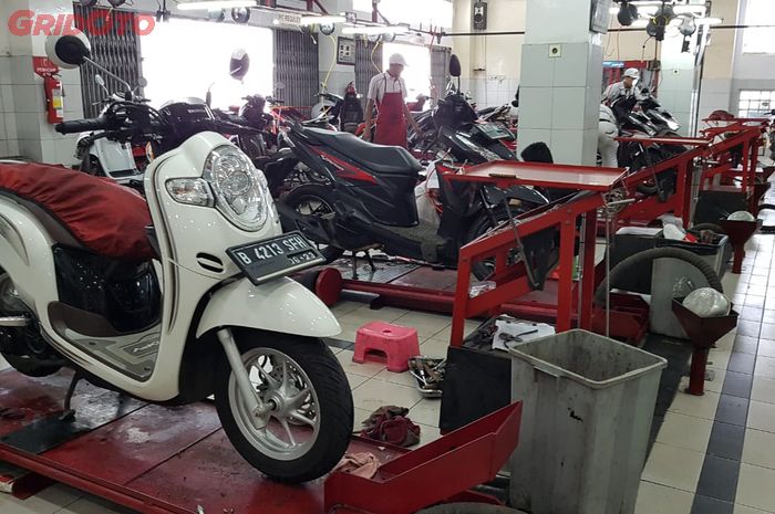 Ilustrasi servis motor di AHASS Honda