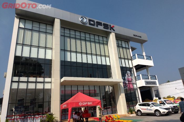 Diler baru, dan pertama, DFSK di Serang, Banten, Jawa Barat.