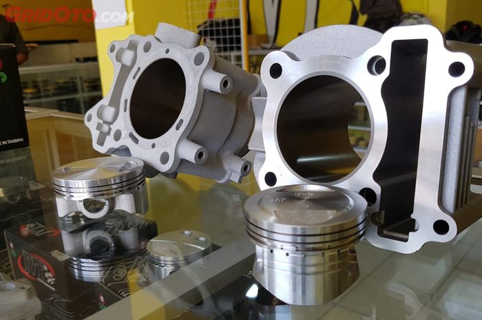 Perbandingan blok bore up tipe chrome (kiri) dan steel (kanan)