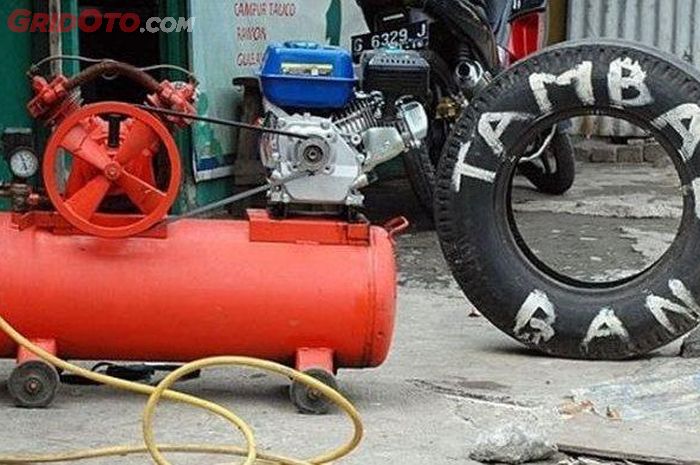 Ilustrasi tukang tambal ban motor bekas