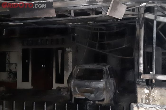 Kondisi mobil Avanza yang hangus terbakar