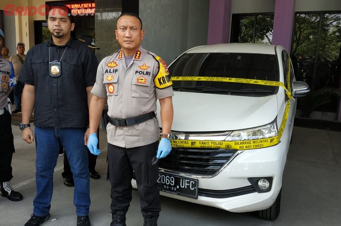 Kombes Pol Sabilul Alif, selaku Kapolres Kota Tangerang berpose di depan Toyota Avanza putih yang digunakan pelaku untuk melakukan aksi perampokan Toko Emas dan SPBU di Balaraja, Banten beberapa waktu lalu.
