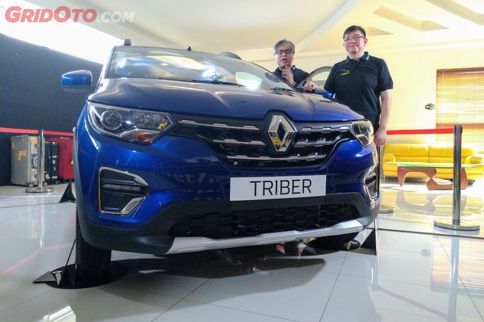 Renault Triber, bersama COO PT Maxindo Renault Indonesia, Davy J Tiulani, dan CEO PT Maxindo Renault Indonesia, Andrew Limbert