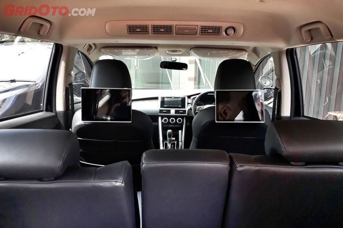 Headrest monitor canggih di kabin tengah