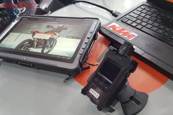 Alat XC-2 KTM terdiri dari tablet khusus dan ride recorder yang terhubung di motor
