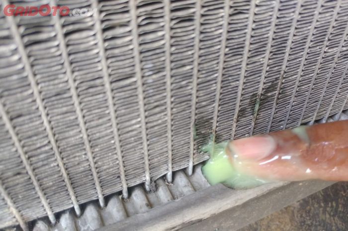 Menambal darurat radiator bisa menggunakan sabun colek atau sabun batangan