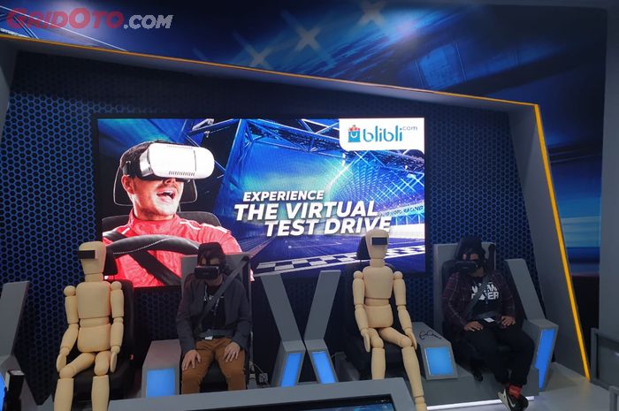 Pengunjung mencoba Virtual Reality Test Drive di GIIAS 2019