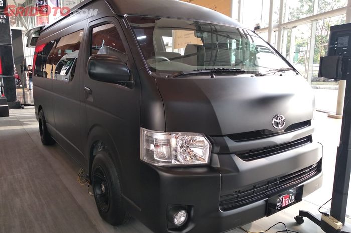 Toyota Hiace Black Edition kreasi baru Baze Luxury BUs 