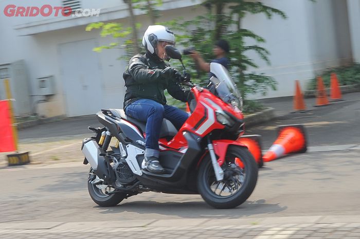 Ilustrasi Honda ADV150 sedang berakselerasi