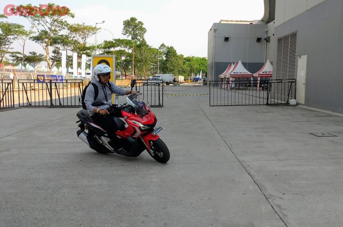 Seorang pengunjung sedang melakukan test ride Honda ADV150 di GIIAS 2019.