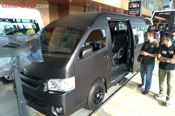 Pengunjung GIIAS memperhatikan Toyota HiAce Black Edition di booth baZe tadi sore.