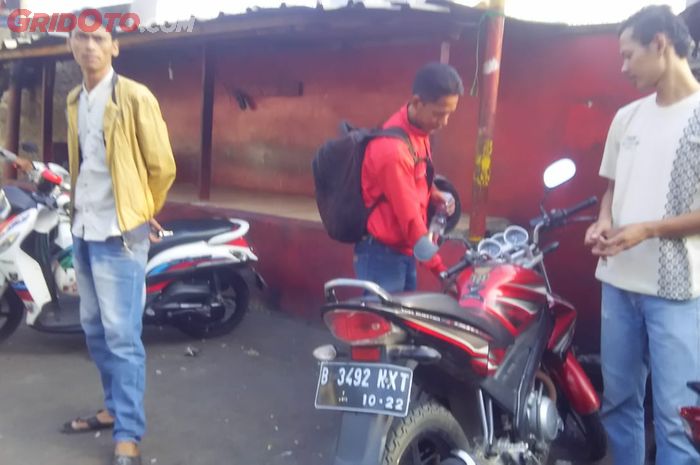 Rider Yamaha V-Ixion hampir terlidas setelah mengalami kecelakaan dengan sebuah truk Kontainer di kawasan Tangerang, Banten.