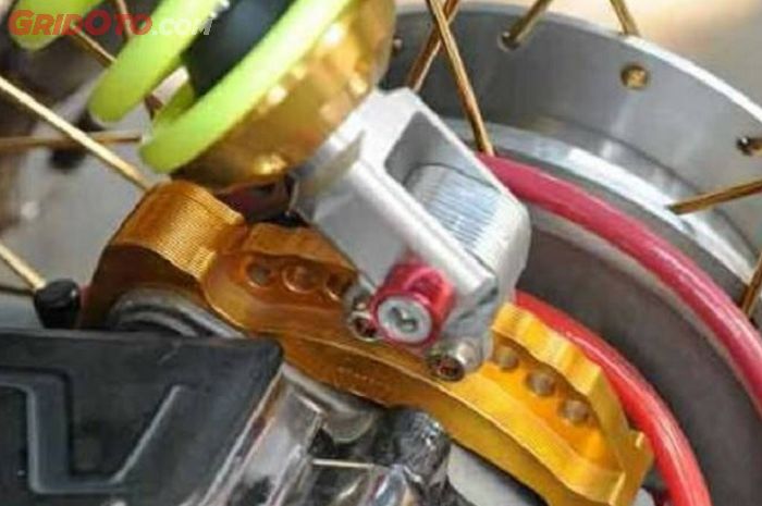 Ilustrasi peninggi sokbreker belakang motor bekas (anting-anting).