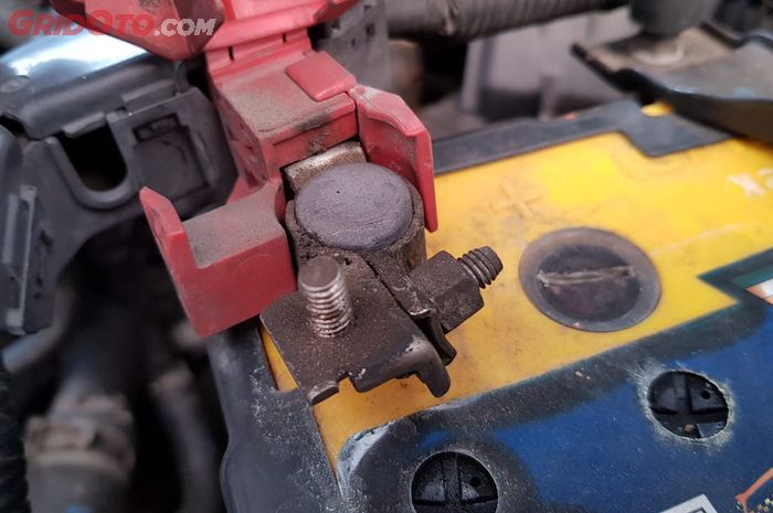 Kutub Positif Aki Mobil Harus Dalam Kondisi Bersih