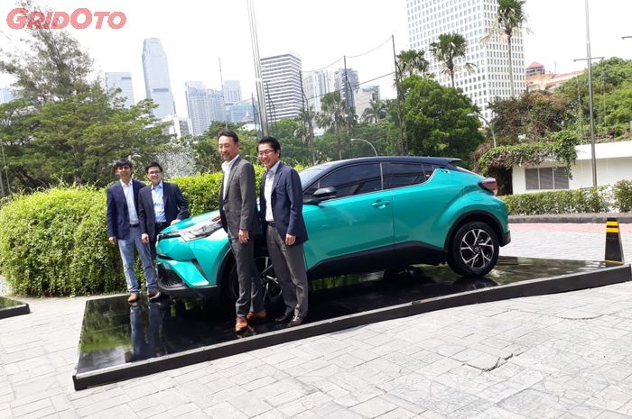 Anton Jimmy Suwandy (Belakang paling Kiri) beserta petinggi Toyota lainnya saat berpose dengan C-HR Hybrid.