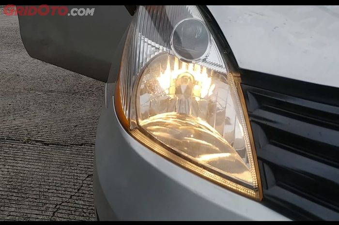 Ilustrasi lampu depan mobil