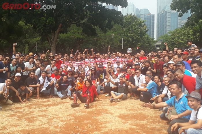 Para pecinta mobil klasik dari berbagai komunitas menolak INGUB soal pembatasan usia kendaraan di Jakarta