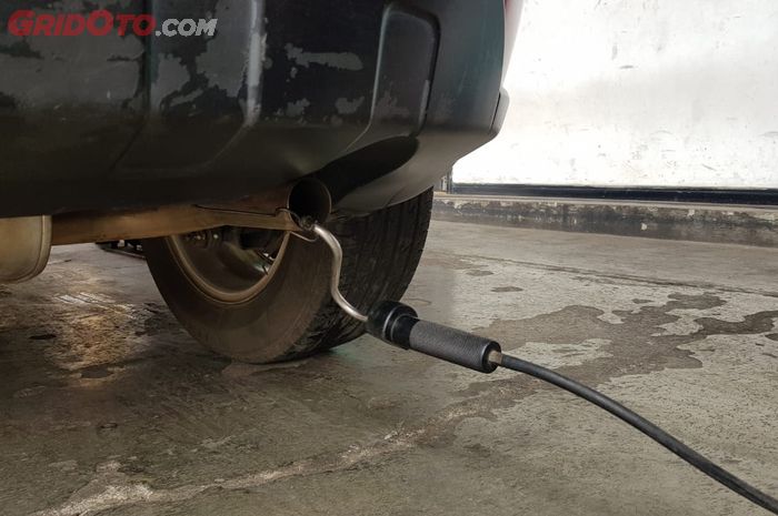 Proses Uji Emisi Gas Buang Mobil