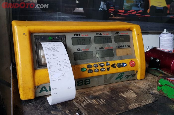 Alat Uji Emisi Gas Buang Mobil Bengkel Nawilis Radio Dalam