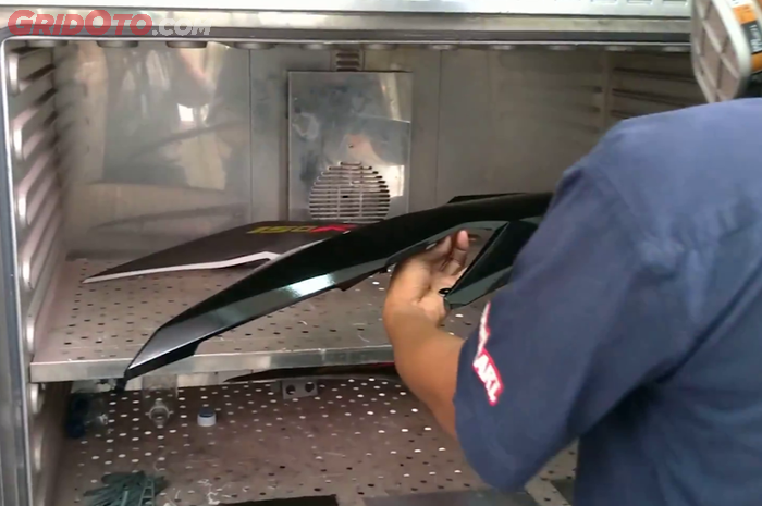 Panel bodi dimasukkan ke dalam oven untuk curing.